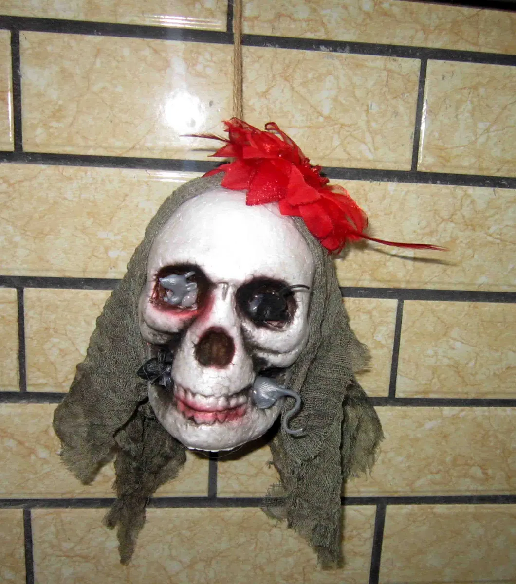 Hot Selling Hanging Scary Skulls with Mouse Home Halloween Decoration Supplies