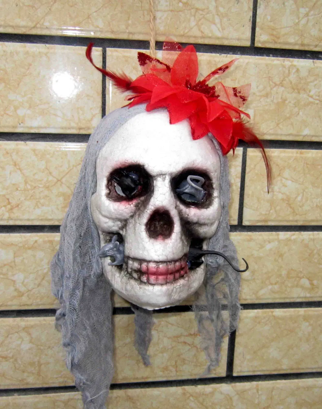 Hot Selling Hanging Scary Skulls with Mouse Home Halloween Decoration Supplies